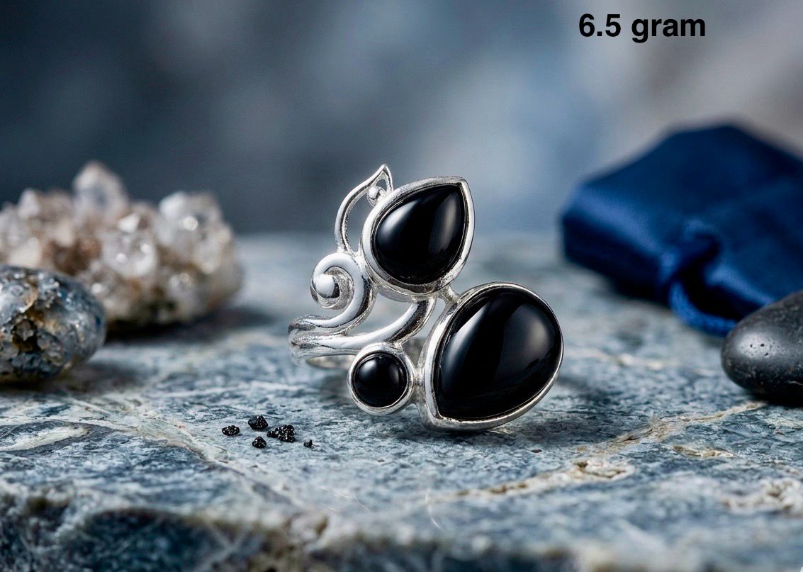 Black Onyx Ring – Elegant Dark Stone Jewelry